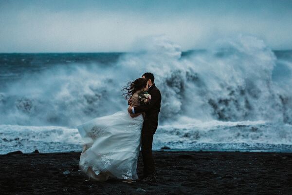 Снимок исландского фотографа Natallia Mikalaichyk , ставший финалистом в категории &quot;Портрет пары&quot; (COUPLE PORTRAIT). - Sputnik Абхазия