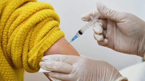 Пункт вакцинации в ТРЦ Аура в Новосибирске - Sputnik Аҧсны