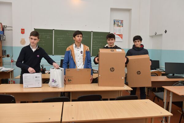Передача компьютерной техники десятой школе Послами доброй воли - Sputnik Абхазия