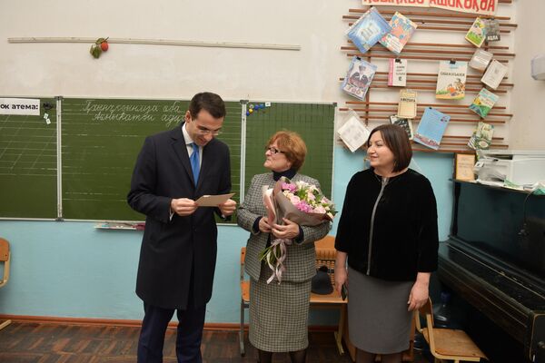 Передача компьютерной техники десятой школе Послами доброй воли - Sputnik Абхазия
