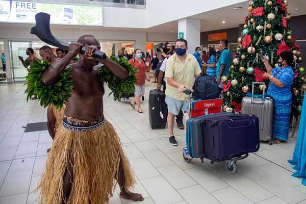 Традиционными танцами в юбках из травы приветствуют отдыхающих в Нади 1 декабря 2021 года, когда Фиджи открыла свои границы для туристов впервые с начала пандемии. - Sputnik Абхазия