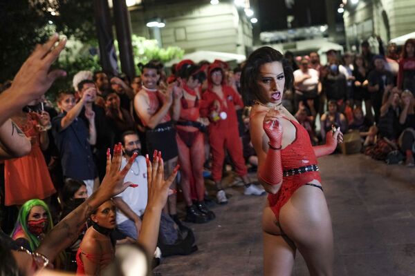 Танцовщица выступает во время модного боя на Пласа-де-Армас в центре Сантьяго, Чили. - Sputnik Абхазия