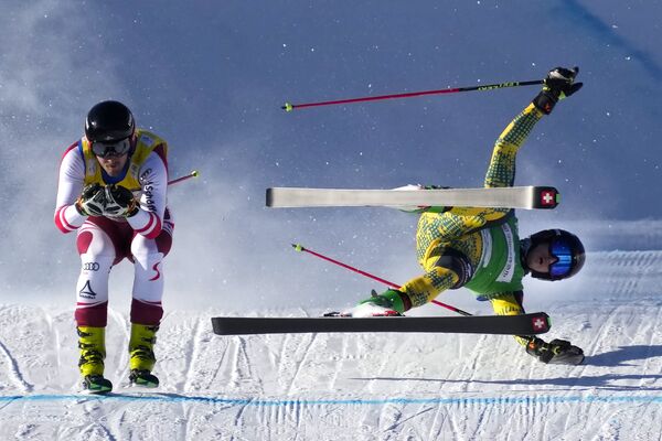 Тобиас Мюллер падает во время ски-кросса на Кубке мира FIS в Китае. - Sputnik Абхазия