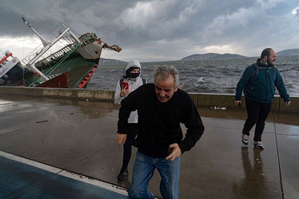 Люди во время шторма в Стамбуле. - Sputnik Абхазия
