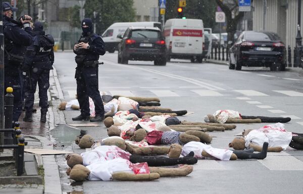 Манекены, символизирующие женщин, страдающих из-за действующего в Польше закона об ограничении абортов, во время демонстрации перед парламентом в Варшаве, Польша. - Sputnik Абхазия