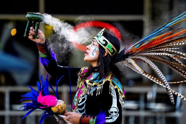 Ацтекская танцовщица выступает на собрании коренных народов в Торонто, Онтарио, Канада. - Sputnik Абхазия