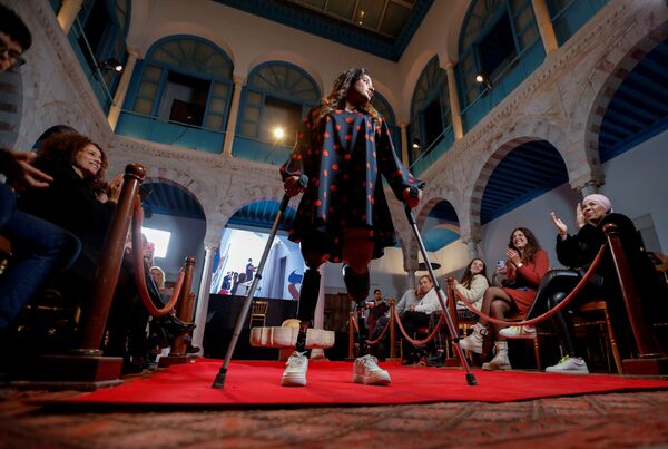 Женщина с протезами во время показа мод, направленного на борьбу с неправильными представлениями о стандартах красоты и расширение прав и возможностей женщин и девочек, в Сиди-Бу-Саид, Тунис. - Sputnik Абхазия