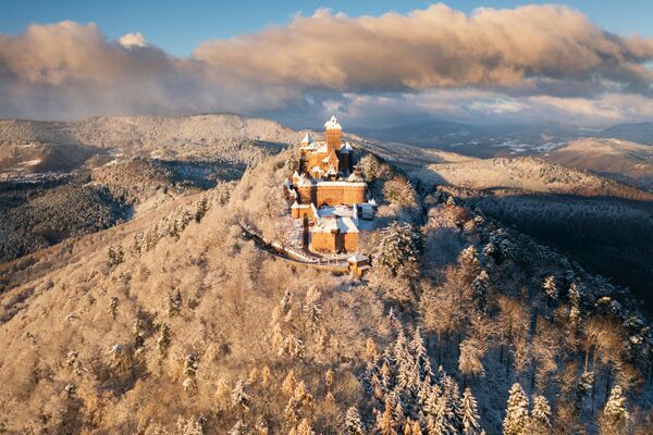 Замок Верхний Кенигсбург в Оршвилле на востоке Франции после первых снегопадов. - Sputnik Абхазия