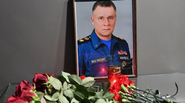 Цветы в память о главе МЧС Е. Зиничеве - Sputnik Абхазия