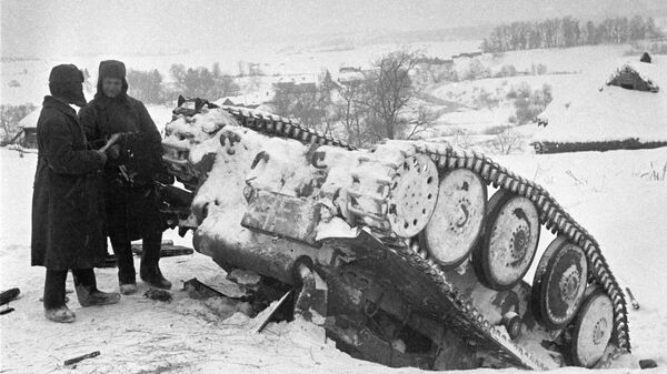 Разгром немецких войск под Москвой. Красноармейцы стоят рядом с подбитым немецким танком. - Sputnik Абхазия