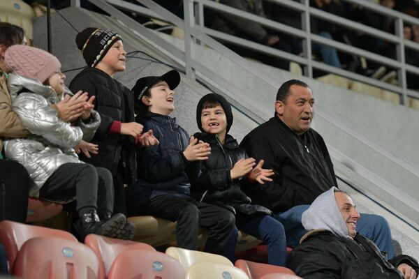 За матчем наблюдали и юные любители футбола. - Sputnik Абхазия