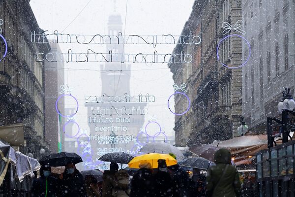 Во время снегопада в Милане, Италия - Sputnik Абхазия