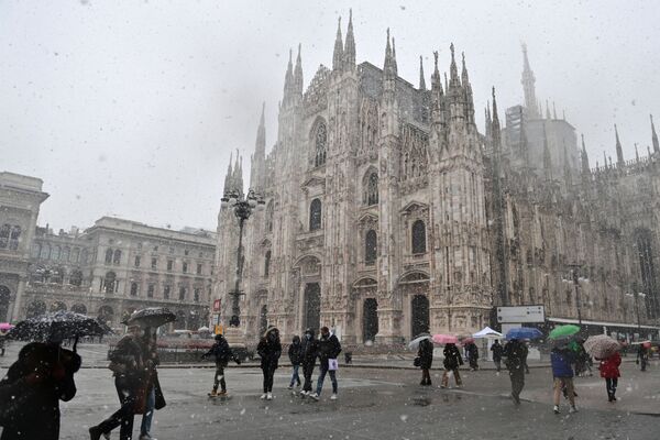 Дуомо в Милане во время снегопада - Sputnik Абхазия