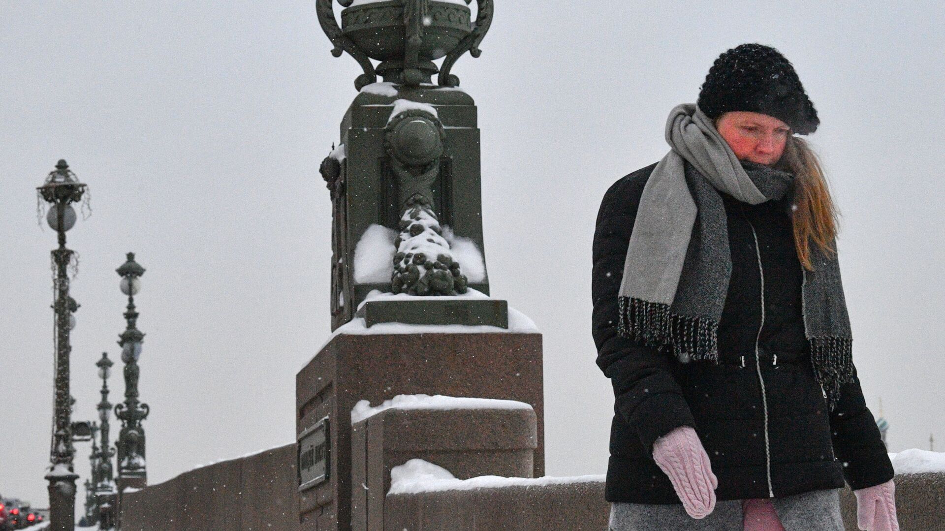 Женщина на Троицком мосту в снегопад в Санкт-Петербурге - Sputnik Аҧсны, 1920, 24.01.2022