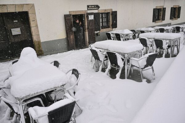 Покрытые снегом столы бара-ресторана в Ронсесвальесе, северная Испания - Sputnik Абхазия