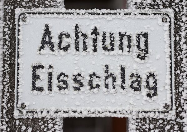 Замерзший знак, предупрежающий о сходе льда на горе Фельдберг около Франкфурта, Германия - Sputnik Абхазия