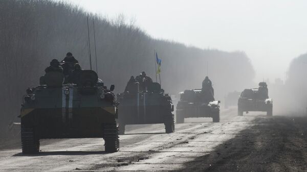 Украинские военнослужащие едут на бронетранспортере - Sputnik Абхазия