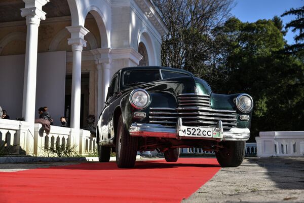 Автомобиль Победа, купленный известным абхазским писателем Георгием Гулиа в 1953 году - Sputnik Абхазия