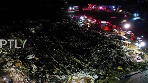 США: десятки людей опасаются погибнуть после разрыва торнадо в Кентукки - Sputnik Абхазия