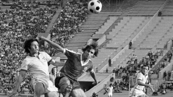 Игрок футбольной команды Динамо Дараселия (слева) в борьбе за мяч.
 - Sputnik Абхазия