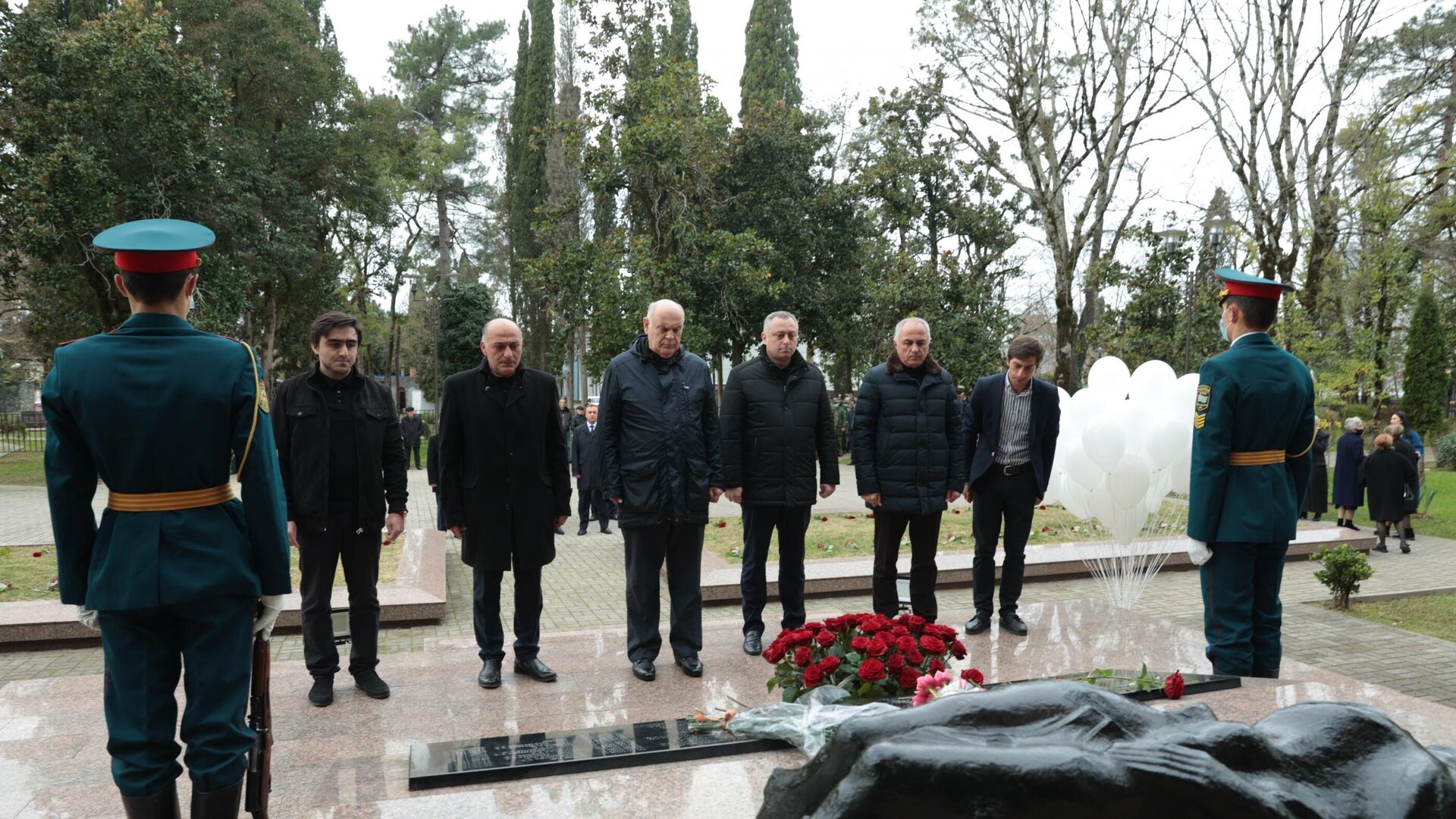 Церемония возложения цветов к памятнику жертвам Латской трагедии в Гудауте  - Sputnik Абхазия, 1920, 14.12.2021