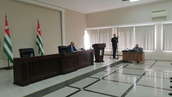 Президент Абхазии Аслан Бжания на встрече с депутатами - Sputnik Абхазия