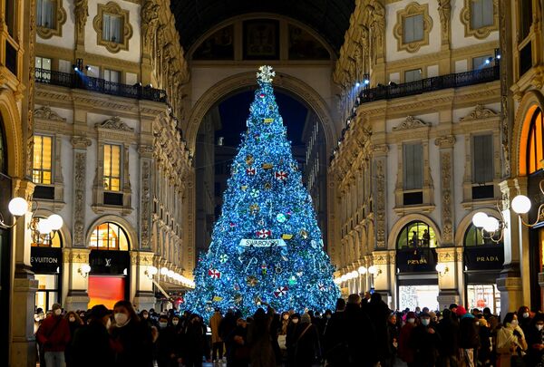 Рождественская елка, украшенная кристаллами Swarovski, в торговом центре Galleria Vittorio Emanuele II в Милане. - Sputnik Абхазия