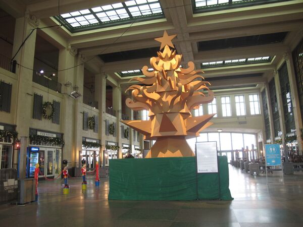 А это &quot;Дарящая елка&quot; - рождественская елка из картона в  конференц-зале Эсбери Парк, штат Нью-Джерси, которая радует многих в  приморском городе, но пугает тех, кто скучает по свежесрезанному  натуральному дереву. - Sputnik Абхазия