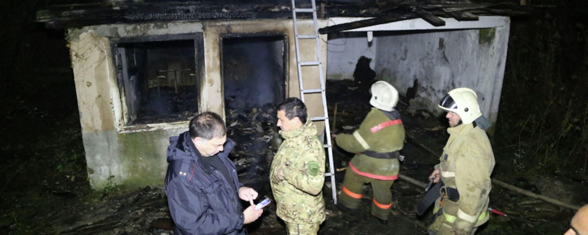 Сгоревшее подсобное помещение частного одноэтажного дома по Бзыпскому шоссе  - Sputnik Абхазия, 1920, 16.12.2021