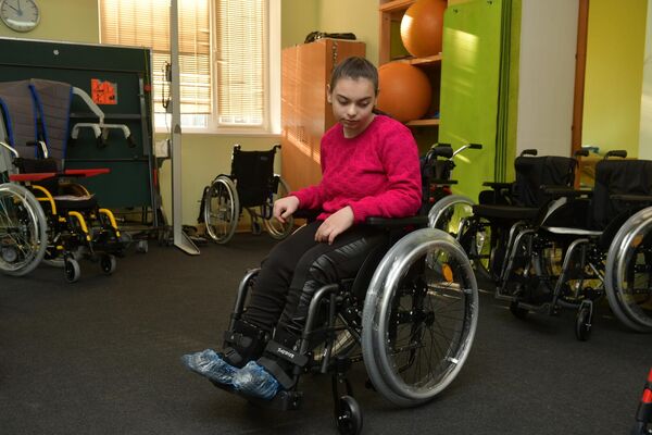 Благотворительный фонд Ашана передает инвалидные коляски  - Sputnik Абхазия