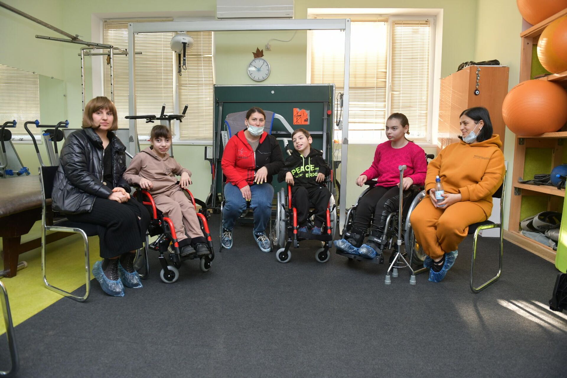 Благотворительный фонд Ашана передает инвалидные коляски  - Sputnik Аҧсны, 1920, 16.12.2021