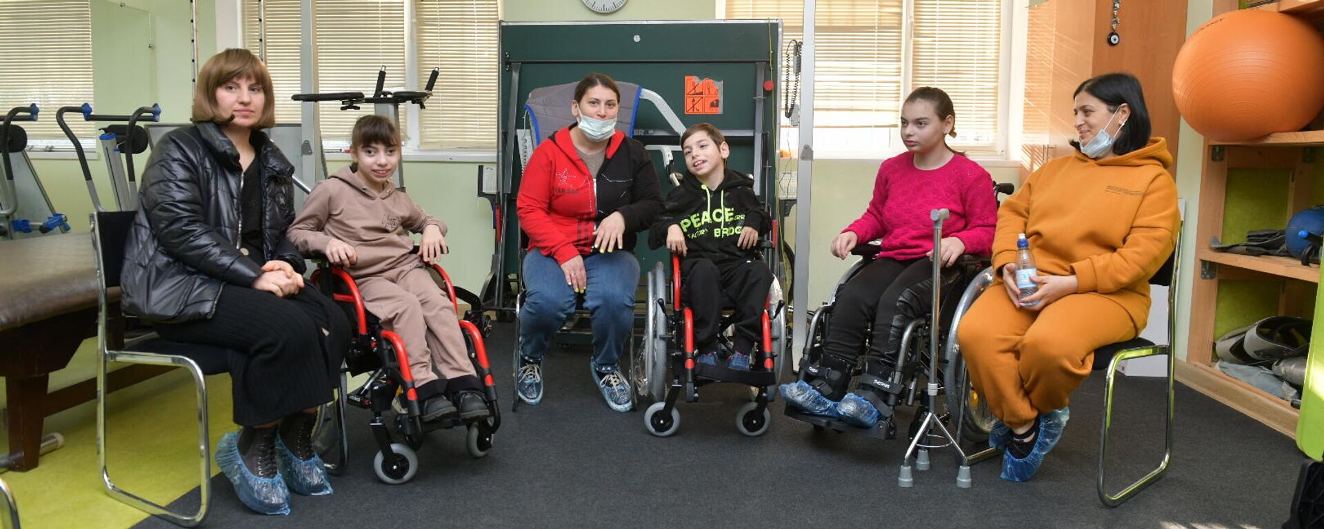 Благотворительный фонд Ашана передает инвалидные коляски  - Sputnik Абхазия, 1920, 16.12.2021