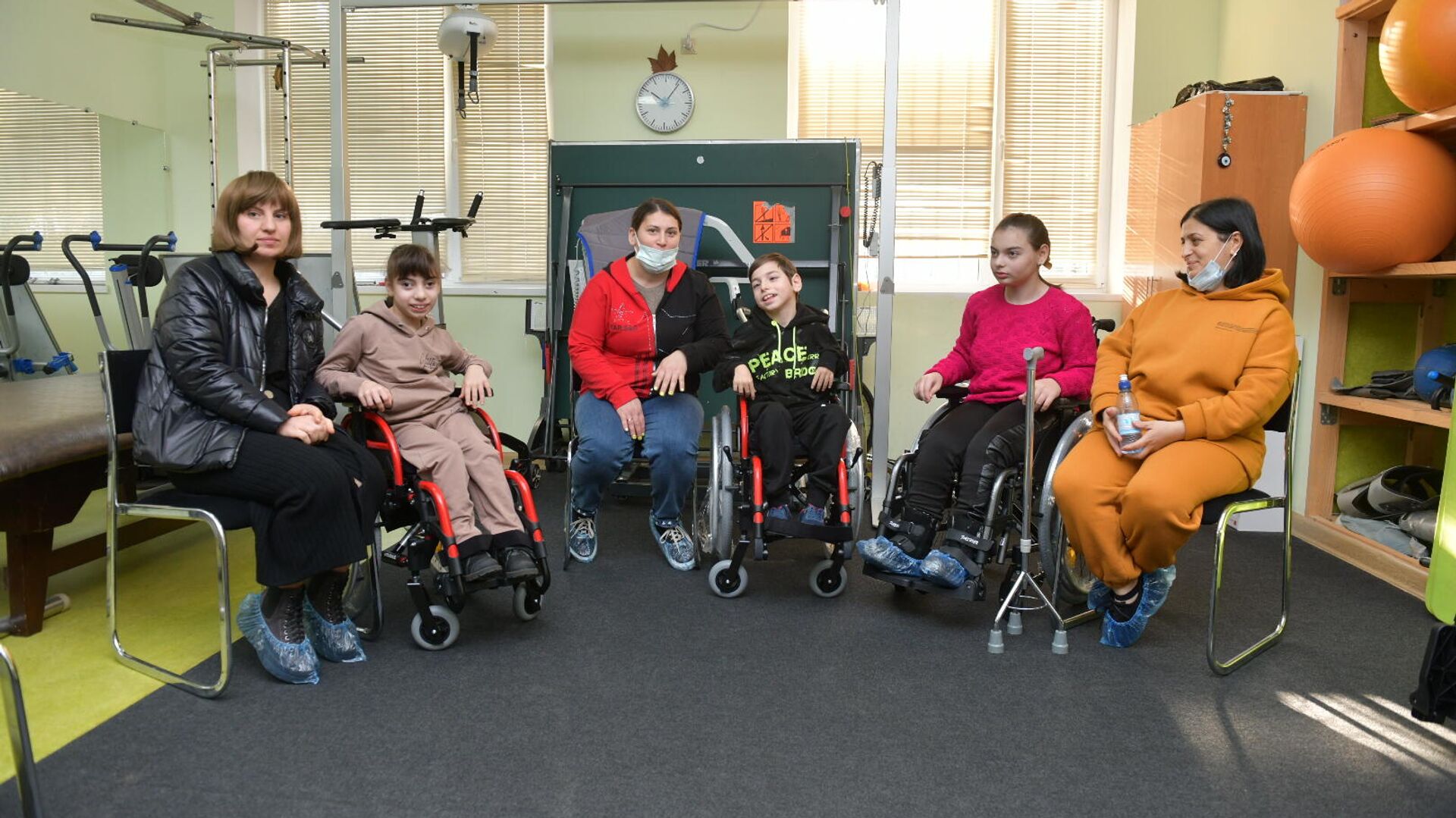 Благотворительный фонд Ашана передает инвалидные коляски  - Sputnik Абхазия, 1920, 16.12.2021