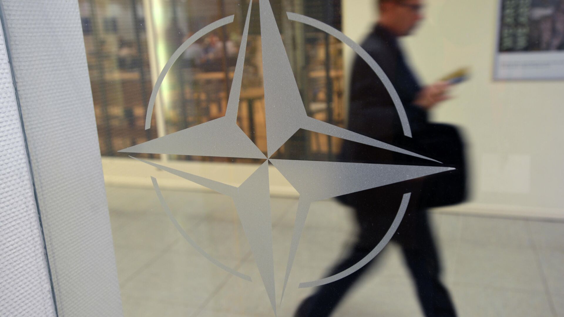 Эмблема организации в штаб-квартире НАТО в Брюсселе. - Sputnik Абхазия, 1920, 26.12.2021