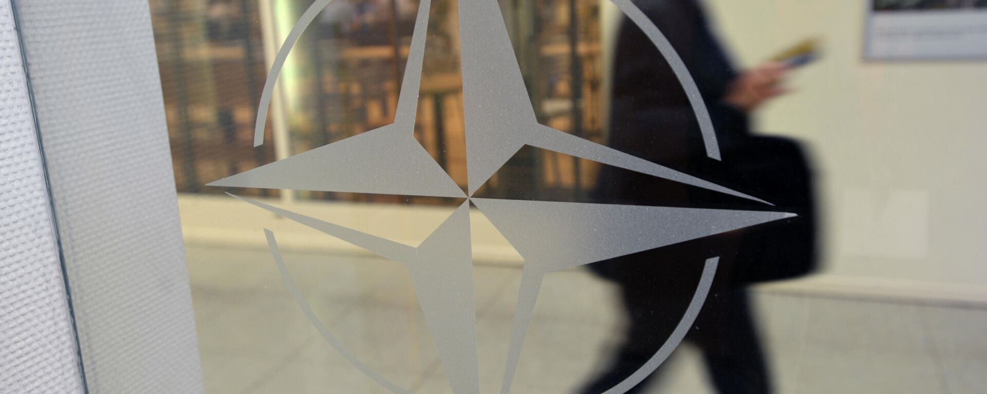 Эмблема организации в штаб-квартире НАТО в Брюсселе. - Sputnik Абхазия, 1920, 17.12.2021