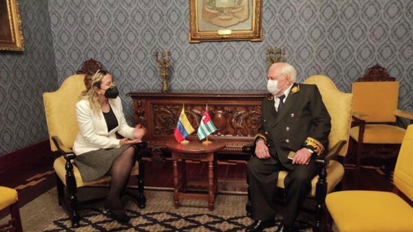 встреча Посла Абхазии в Венесуэле Заура Гваджава с вице-министром по делам Европы МИД Венесуэлы Даниэлой Родригес - Sputnik Аҧсны