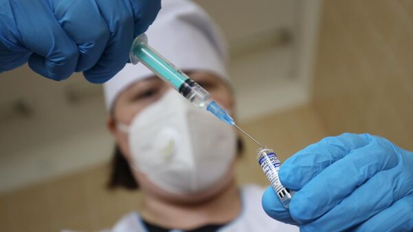 Введение обязательной вакцинации пожилых от Covid-19 в части регионов России - Sputnik Аҧсны