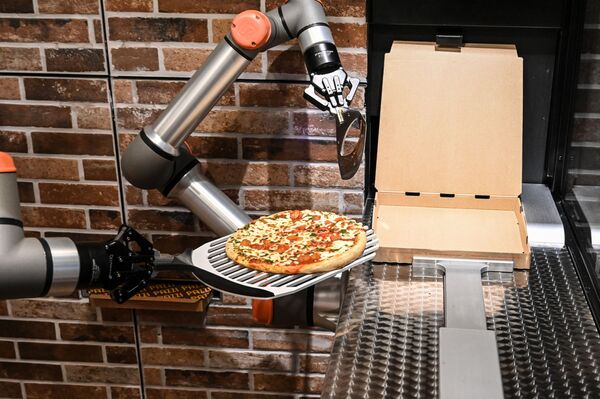 &quot;Пацци&quot; — робот, изготавливающий пиццу в парижском ресторане. - Sputnik Абхазия