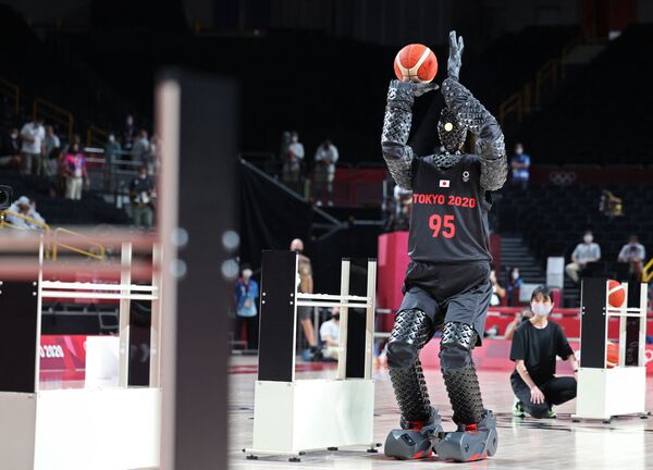 Робот-баскетболист по имени Кью играет в баскетбол во время перерыва на матче между США и Францией 25 июля 2021 на Олимпийских играх в Токио. - Sputnik Абхазия