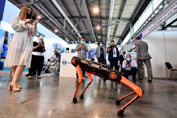 Робособака Unitree Robotic на Международной промышленной выставке Иннопром-2021 в Екатеринбурге - Sputnik Абхазия