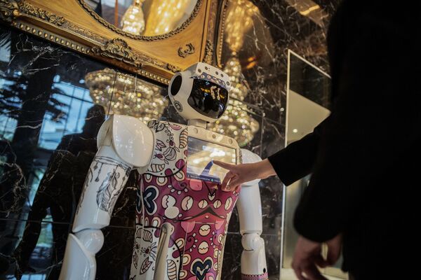 Работник отеля получает информацию у робота в холле отеля Sky в Сэндтоне, Южная Африка, 29 января 2021 года. - Sputnik Абхазия