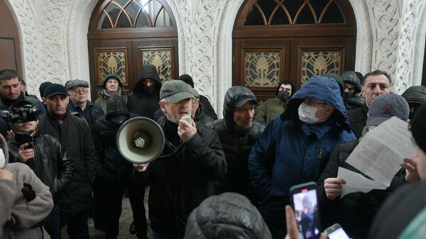 Митинг  у здания Абхазского драматического театра  - Sputnik Абхазия