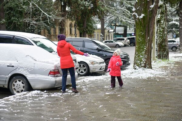 Многие вышли с детьми поиграть в снежки. - Sputnik Абхазия