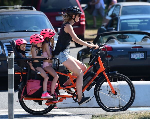 Женщина с детьми на велосипеде в жаркий день в Ванкувере. - Sputnik Абхазия