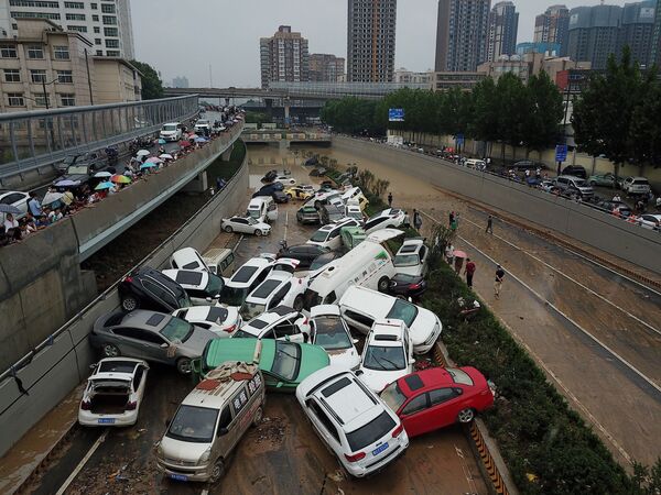 Автомобили у туннеля после ливней в китайском Чжэнчжоу. - Sputnik Абхазия