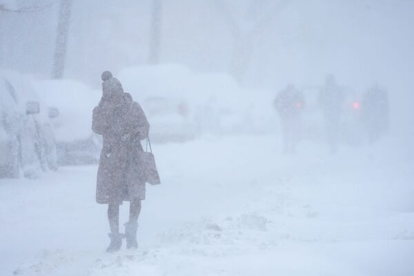 Девушка во время сильного снегопада в Нью-Джерси. - Sputnik Абхазия
