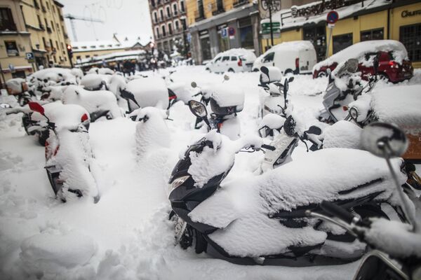 Занесенные снегом мотороллеры (скутеры) на одной из улиц в Мадриде. - Sputnik Абхазия