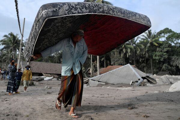 Эвакуация жителей в результате извержения вулкана Семеру в Индонезии. - Sputnik Абхазия