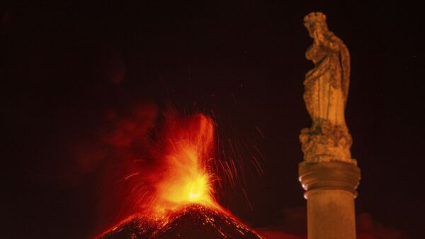Извержение вулкана Этна в Италии  - Sputnik Аҧсны