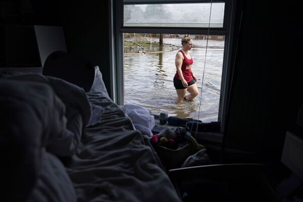 Эмили Франсуа рядом со своим домом, поврежденным наводнением в результате урагана Ида, США. - Sputnik Абхазия